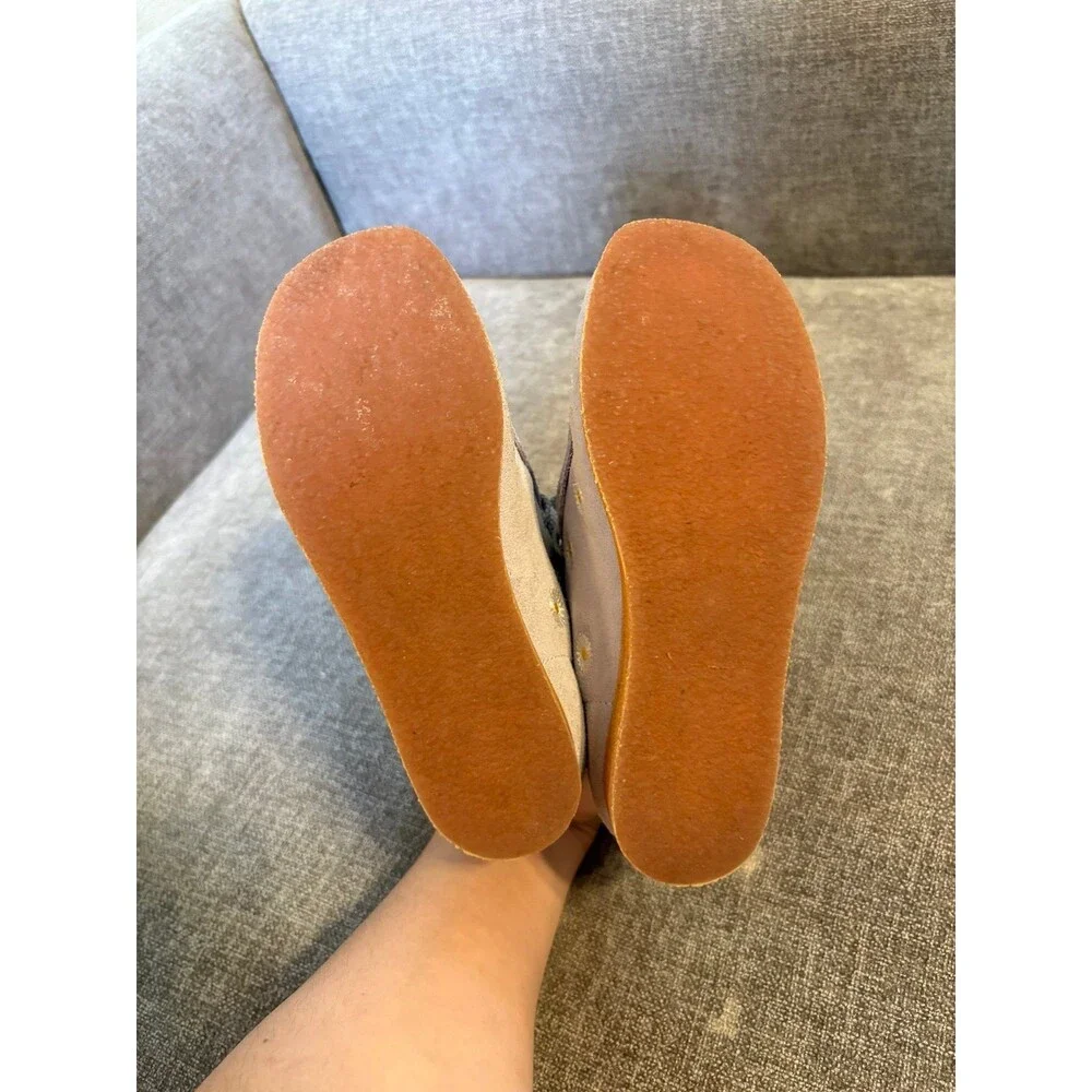Clarks Wallabee Shoes Girls 13 in Cloud Grey Suede and daisies throughout